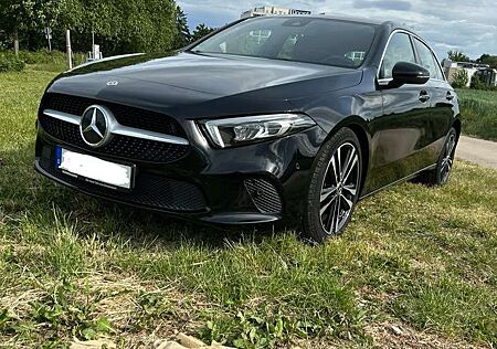 Mercedes-Benz A 180 A-Klasse 7G-DCT Progressive MBUX Display
