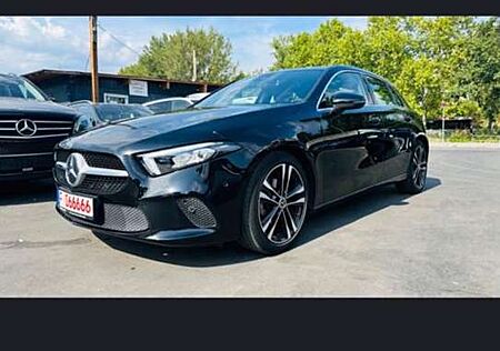 Mercedes-Benz A 180 A-Klasse 7G-DCT Progressive MBUX Display