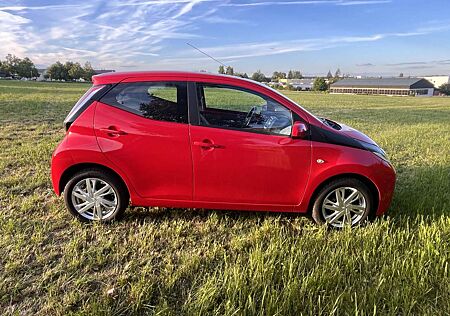 Toyota Aygo 8 fach bereift Klima 5 Türen Rückfahrkamera