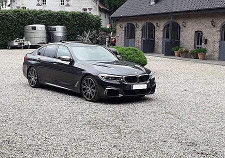 BMW 550 M550i+xDrive+StandHZG+Massage+Pano+Parkassistent