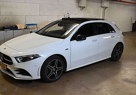 Mercedes-Benz A 250 e AMG+MBUX+Pano+Distr+M-BEAM+