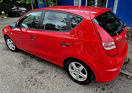 Hyundai i30 1.6 CRDi Classic KLIMA AHK TÜV 03.2027