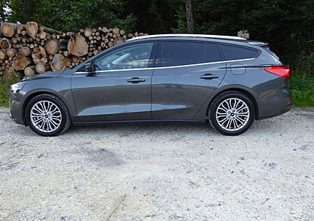 Ford Focus Turnier Aut. TITANIUM AHK LED ACC TüV+Insp neu