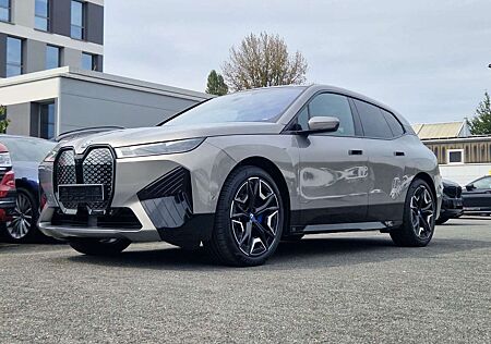 BMW iX 40 xDrive*SPORT*LASER*SKY LOUNGE*B&W*SOFT*22'
