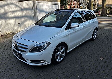 Mercedes-Benz B 180 Leder, Pano, Navi, Kamera Memory Sitz