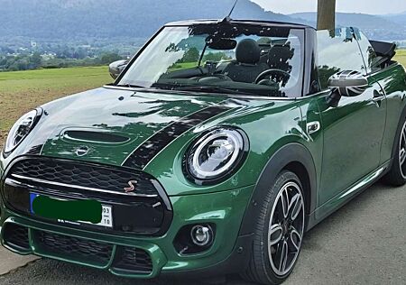 Mini Cooper S Cabrio mit JCW Paket