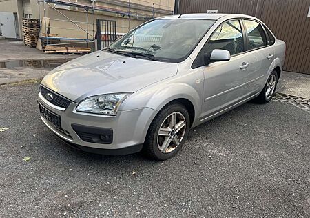 Ford Focus 2.0 16V Ghia Lederausstattung