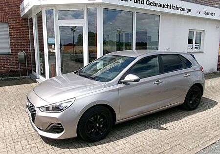 Hyundai i30 1,4 Pure Navi Radio BT Klima Alu Kamera Shz