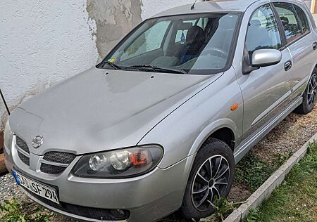 Nissan Almera Tino