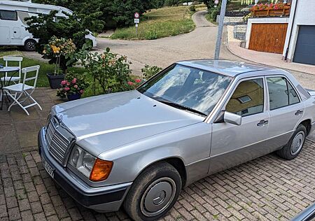 Mercedes-Benz E 200 (124.021)