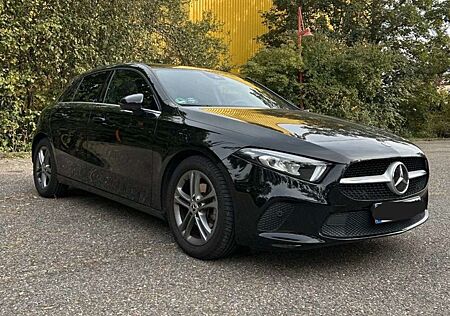 Mercedes-Benz A 180 mit Panorma-/ Schiebedach und Herstellergarantie