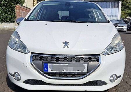 Peugeot 208 120 VTI Allure. Aus 1HAND