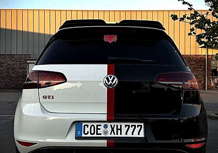 VW Golf GTI Volkswagen VOLKSWAGEN PERFORMANCE