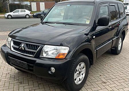 Mitsubishi Pajero 3.2 DI-D 4x4 Elegance Automatik 7-Sitzer