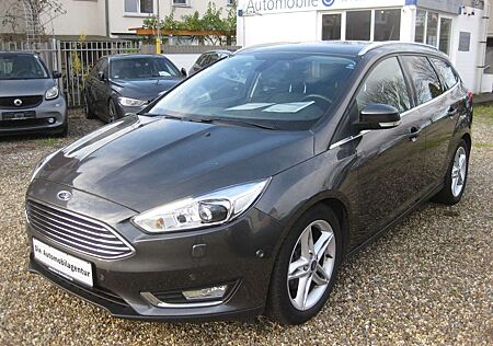 Ford Focus Turnier Titanium/Navi/Neuer Motor