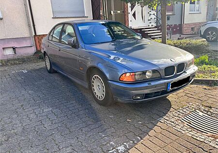BMW 523i 523
