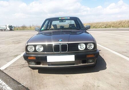 BMW 320i 320 Kat (E30)