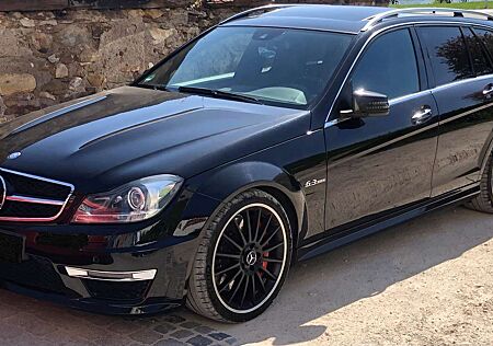 Mercedes-Benz C 63 AMG P-Package, P-Fahrwerk und P-Media + Carbon i.a.