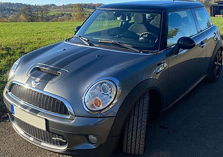 Mini Cooper S R56 mit JOHN COOPER WORKS Tuning-Kit