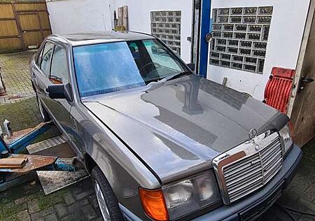 Mercedes-Benz E 230