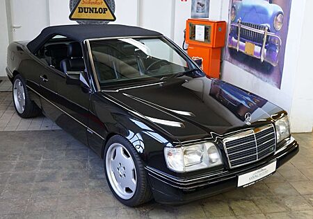 Mercedes-Benz E 320 A124 Cabriolet in 040 schwarz mit H-Kennzeichen