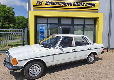 Mercedes-Benz 200 W123