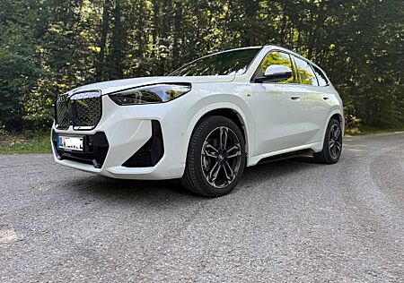 BMW iX1 eDrive20-M-Sport Paket-AHK-Pano-360° Kamera