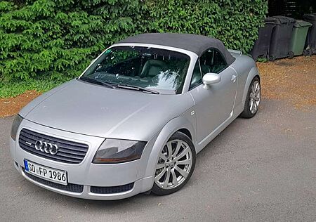 Audi TT 1.8 T Roadster quattro (165kW)
