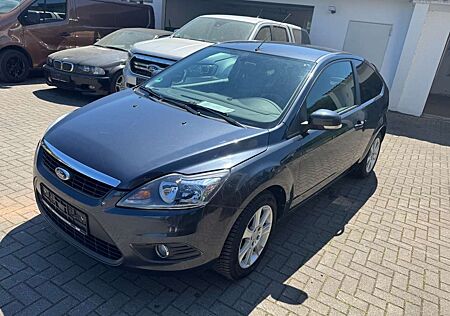 Ford Focus Lim. Style + Tüv Neu Klima