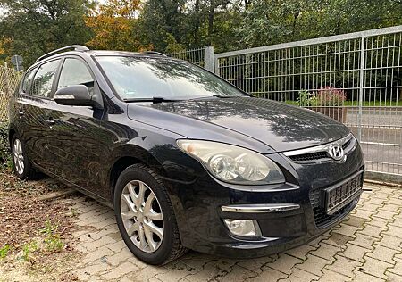 Hyundai i30 CW Automatik VOLL Scheckheft u-frei Tuv 3/27 AHK