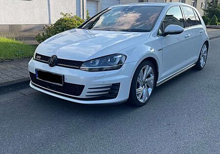 VW Golf GTI Volkswagen Golf GTD Scheckheft, Zahnriemen + Service neu