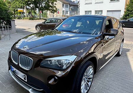 BMW X1 23 d xDrive Pano Navi Automatik AHK TÜV