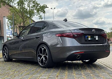 Alfa Romeo Giulia 2.2 Diesel AT8 Super TÜV Teilleder RFK Navi 19“