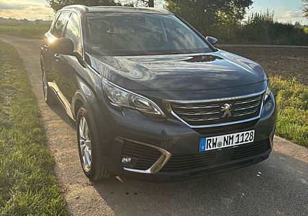 Peugeot 5008 Active PureTech 130 mit AHK und 7 Sitzen