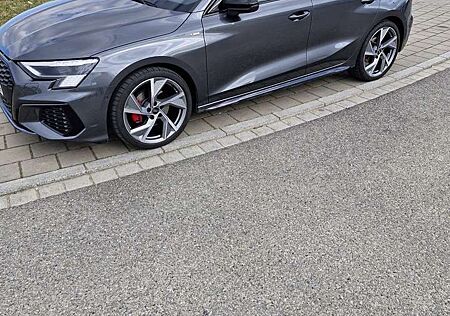 Audi A3 40 TFSI quattro S line Sthz AHK Pano El.Sitze Matr