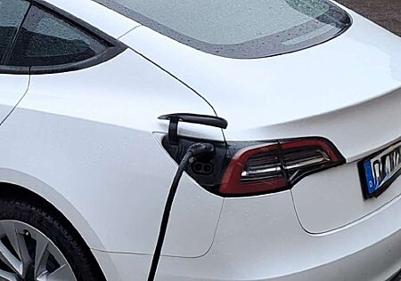 Tesla Model 3 Standard Reichweite Plus Hinterradantrieb