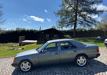 Mercedes-Benz 300 D W124 1.Hand rostfrei orig 159000 Km!