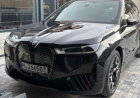 BMW iX xDrive40 M sportpaket 22 Zoll AHK PANO