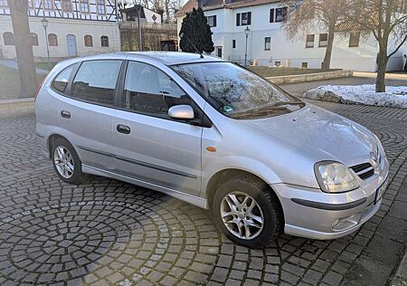 Nissan Almera Tino