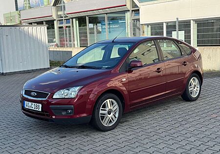 Ford Focus 1.6 Ghia + Anhängerkupplung