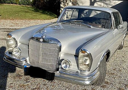 Mercedes-Benz 250 W111 SE Coupe