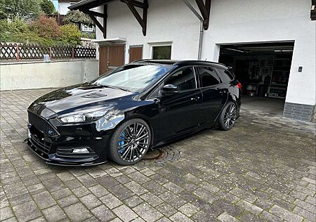 Ford Focus gebraucht kaufen Ford Focus Turnier 2.0 EcoBoost ST mit Leder-Sport-Paket