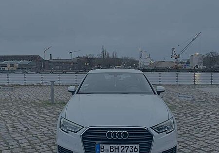 Audi A3 1.6 TDI (clean diesel) S tronic Ambition
