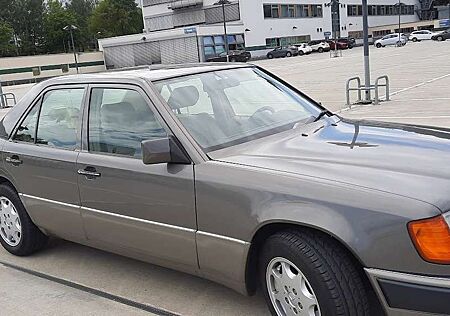 Mercedes-Benz E 300 W 124 - automatic - Oldtimer -