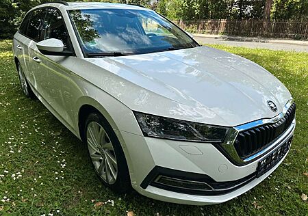 Skoda Octavia Combi First Edition 1HAND/SHZ/8FACH/NAVI
