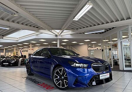 BMW M5 Limousine 360°K/HUD/AHK/B&W/SITZBE./ICONIC GL