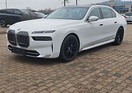 BMW 740 d xDrive Iconic Glow Autobahnassist