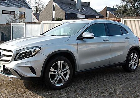 Mercedes-Benz GLA 220 d 4MATIC SCORE! Navi Kamera