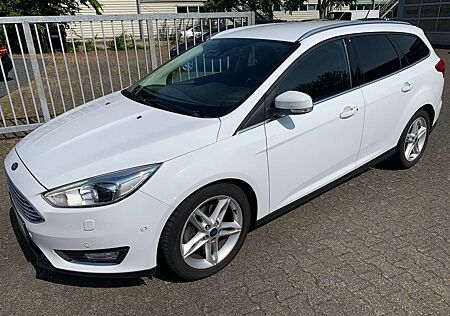 Ford Focus Titanium Leder-Navi-R-Kame-PDC-SHZG-LHZG-Xenon-AHK