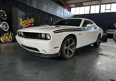 Dodge Challenger HEMI V8 6 speed Manual